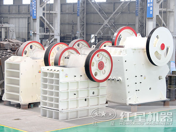 車間擺放的不同類型、型號(hào)的顎破