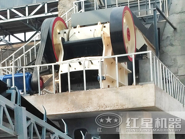 小型砂石粉碎機(jī)客戶(hù)現(xiàn)場(chǎng)