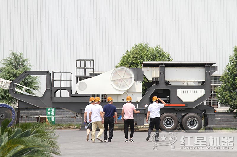 客戶參觀移動(dòng)破碎站 客戶參觀移動(dòng)破碎站